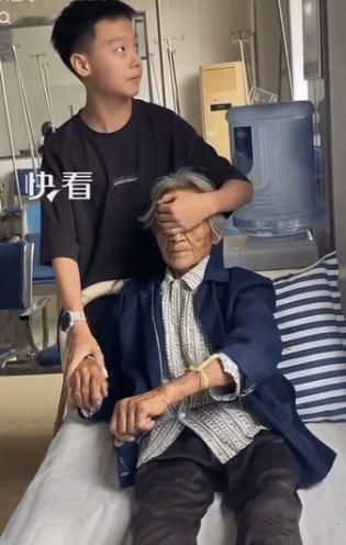 “上新华社了！”湖北，重孙陪86岁太奶去看病，当看到护士要扎太奶手时，担心太奶害
