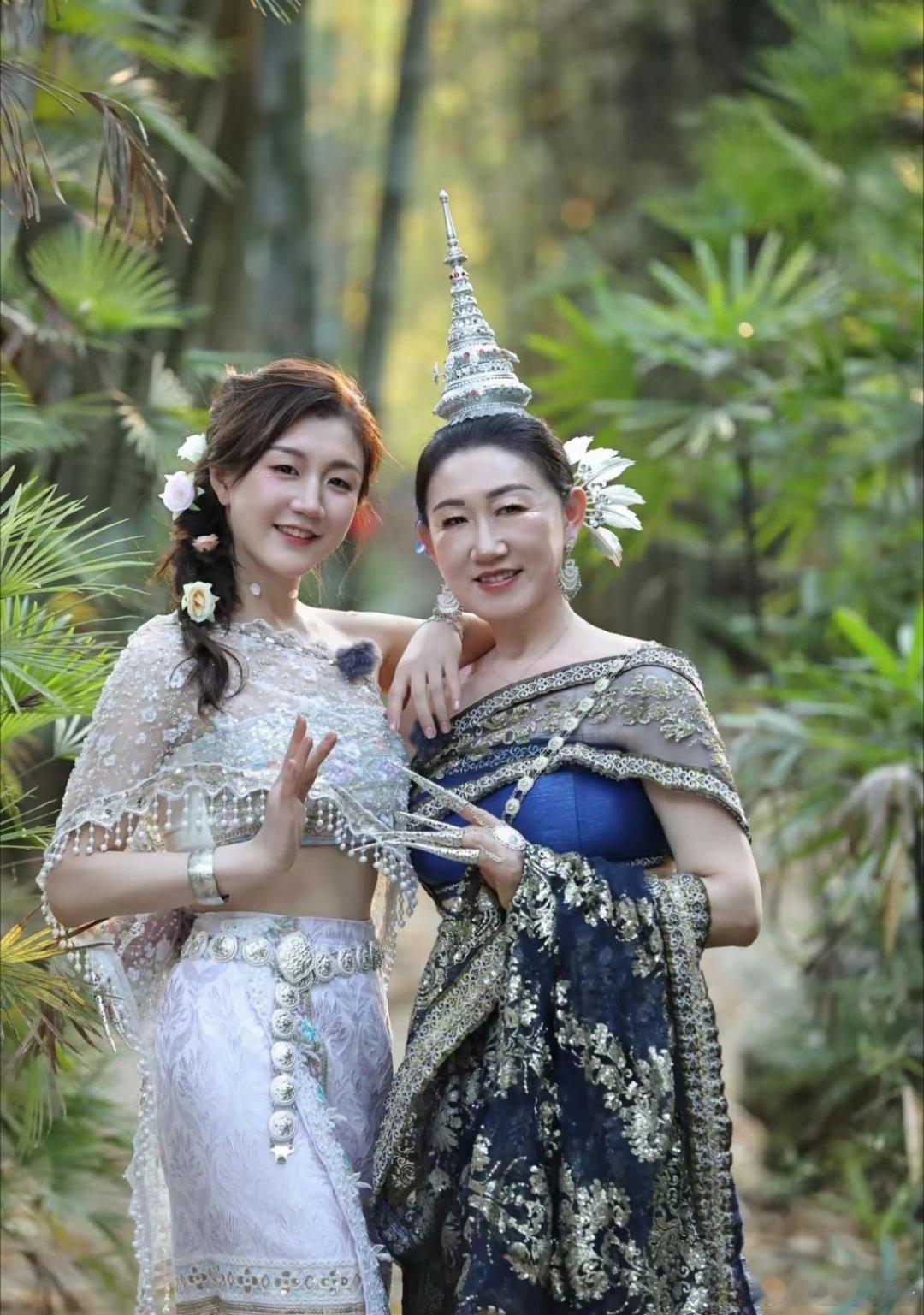 陈梦和母亲高清合影释出，梦姐和妈妈在一起好幸福，笑起来像朵花​​​