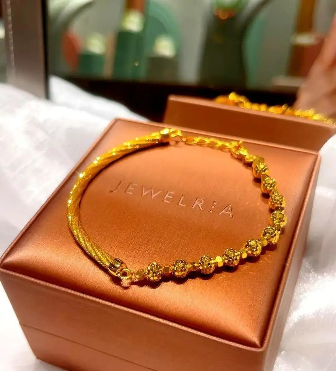 周大福新出的金镯子能翻个面就变样，上班低调一面，聚会闪一面，一条镯子顶两条用。