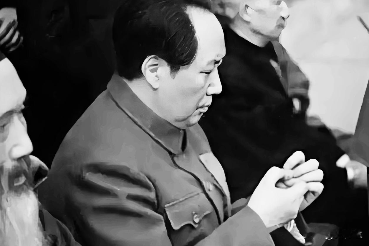 下图是毛泽东在开国大典上的一张抓拍照，照片中的毛泽东正在抠指甲。开国大典这么大的