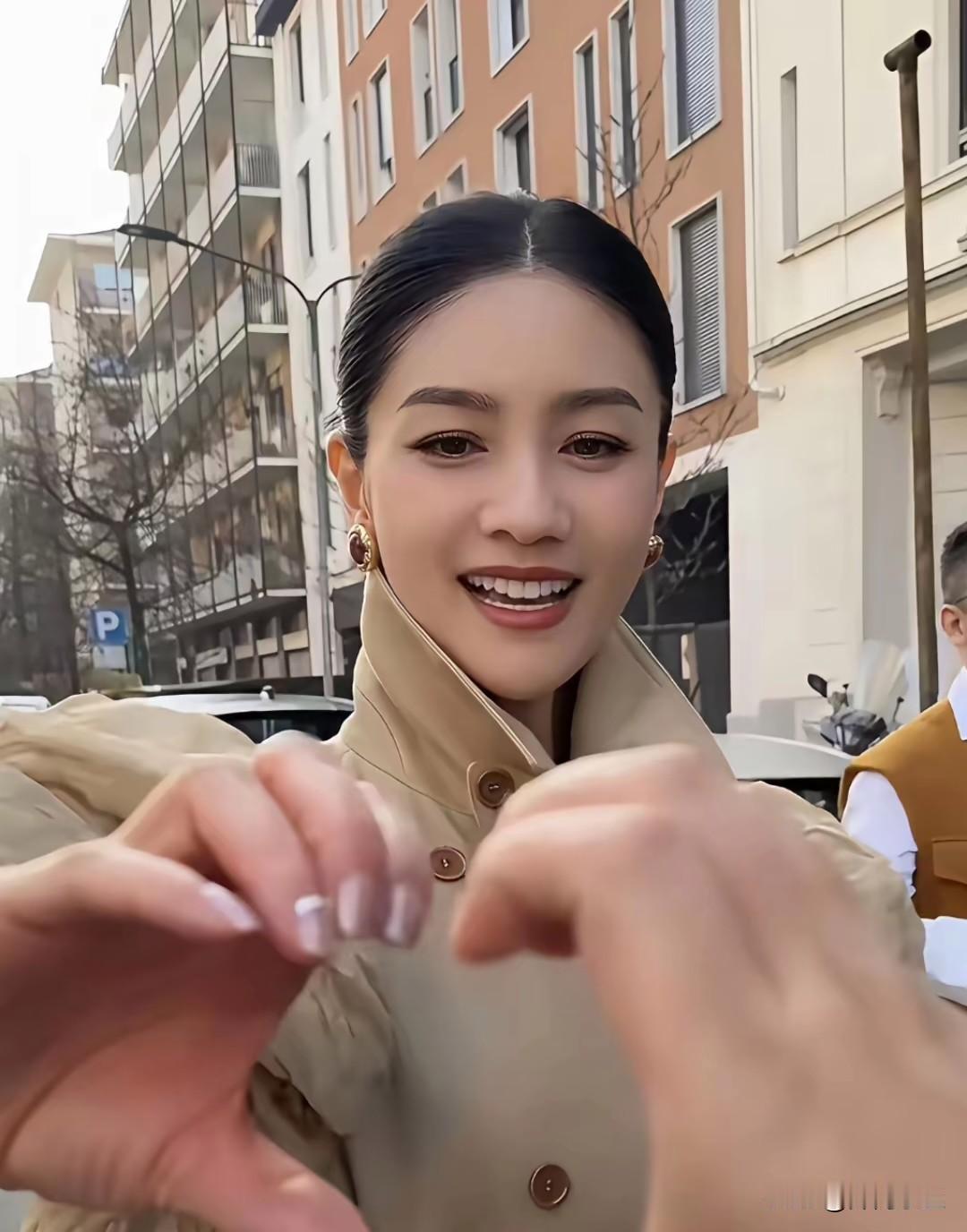 50岁胡可亮相米兰时装周！一身卡其色立领风衣裙，泡泡袖设计别致又高级，高马尾