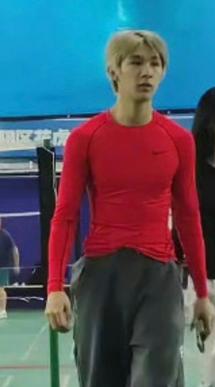 荣梓杉求锤得锤不仅被楼丝拍到荣梓杉李禹熹一起看演出，还被海淀居民拍到一起打羽