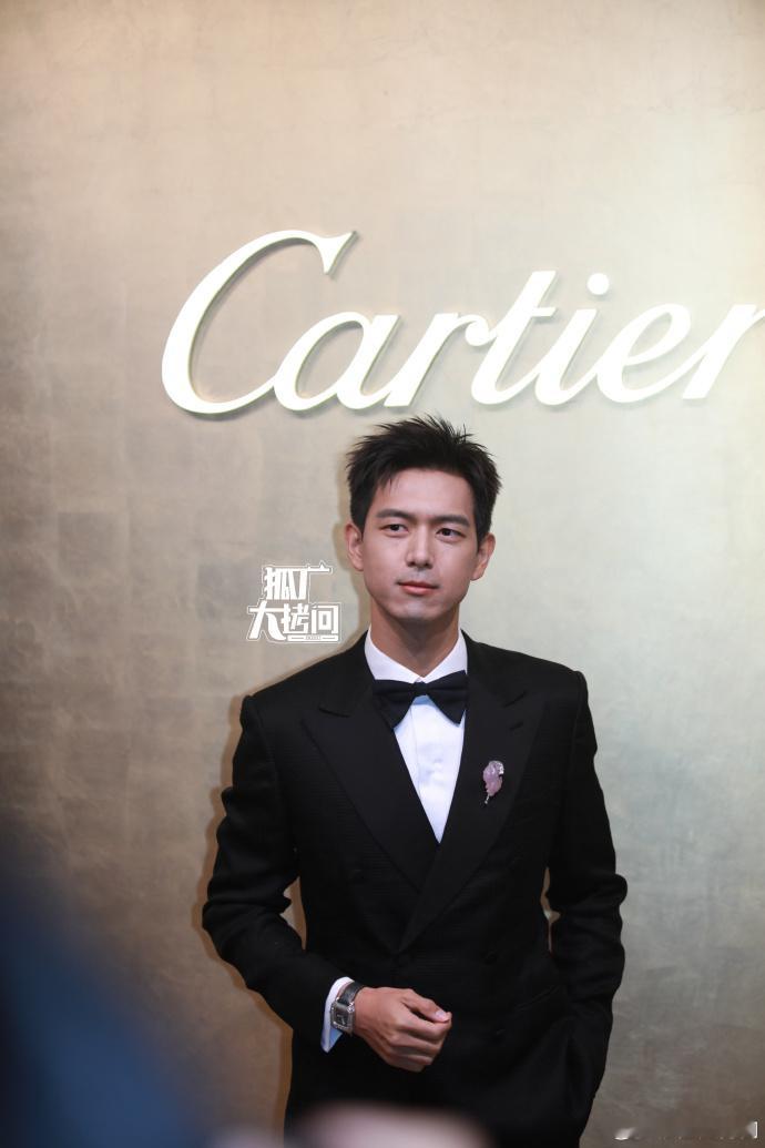 李现、白敬亭同活动的黑西装造型成为焦点，简约设计中藏着质感，一人沉稳大气，一人英