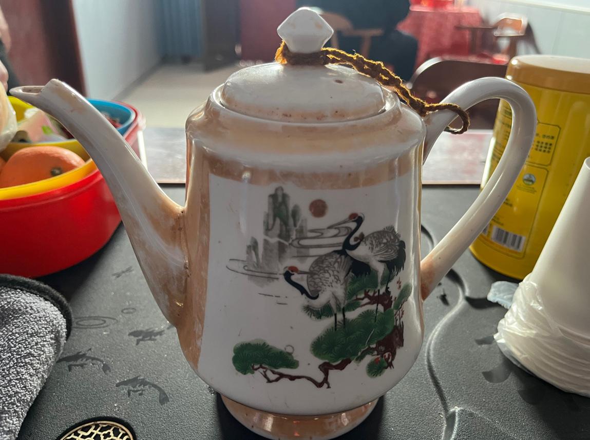 朋友家见到的珍藏茶壶，上世纪八十年代的产物，比我们还要大十多岁，感觉挺漂亮和典雅