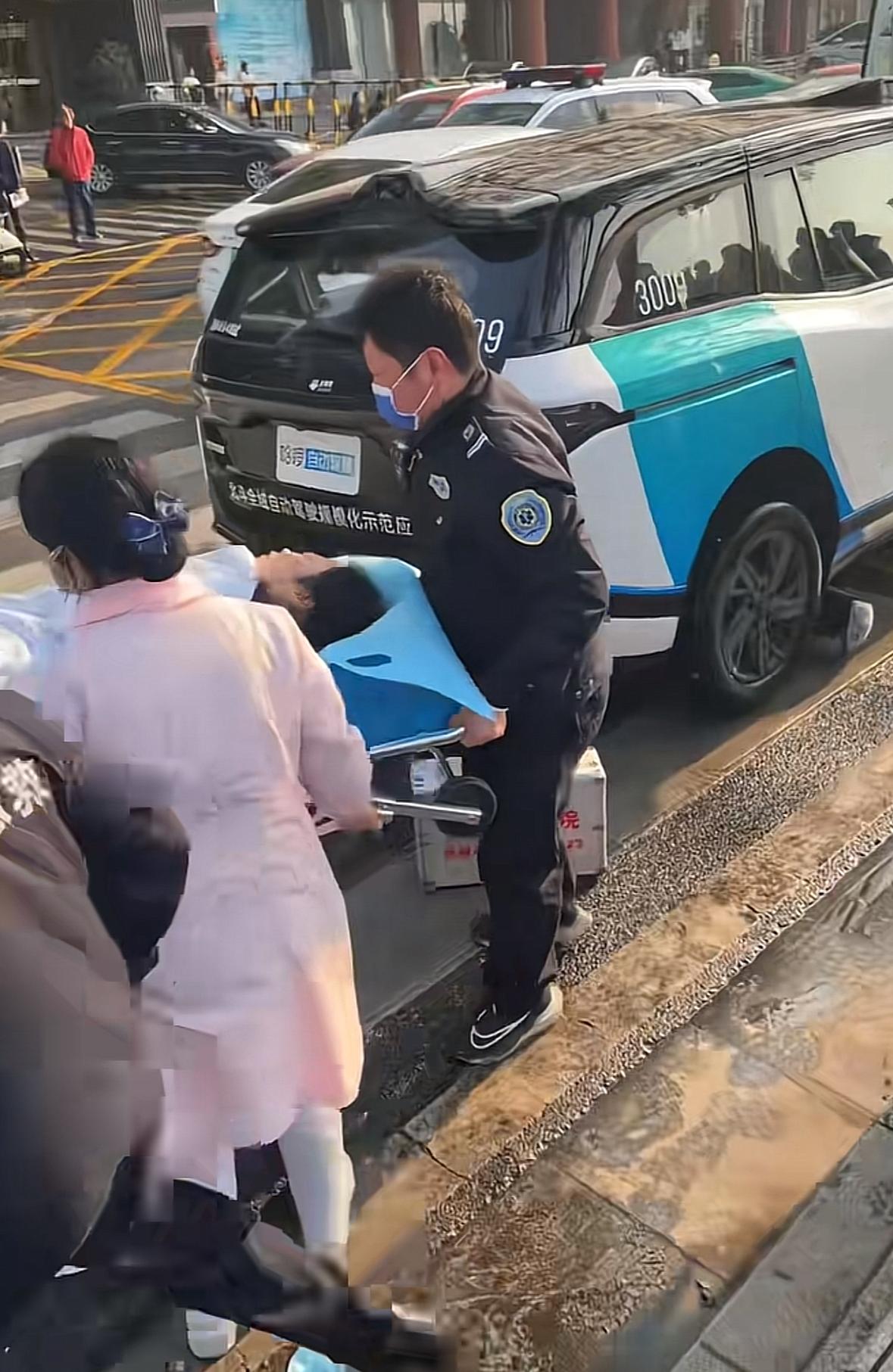 我们这一个无人驾驶出租车在斑马线撞到人了....还把其中一个人卷到车底去了，后来