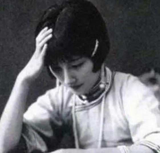 1928年，徐志摩母亲推开卧室门时，映入眼帘的是一幅难以置信的景象：儿子徐志摩