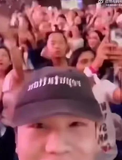 笑死了，原来樊振东遇到自己的偶像，也会如此疯狂！小胖唱得破音了，歇斯底里的感觉