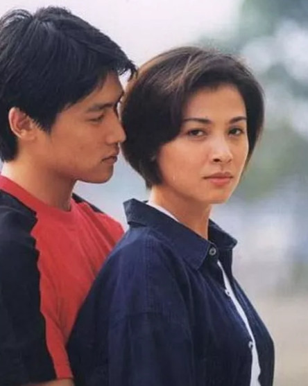 1998年，赵宝刚筹拍《永不瞑目》，女主角欧庆春一角，迟迟找不到人选，眼看开拍在