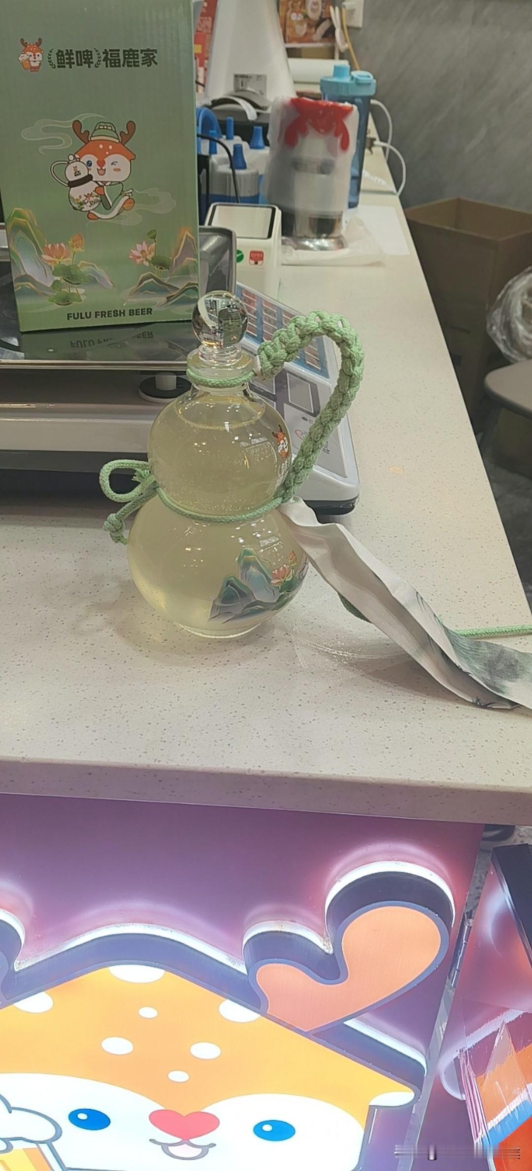 女领导的酒量神鬼莫测，有时候在酒桌上跟客户喝一瓶茅台都没事！周末的晚上，她忽然