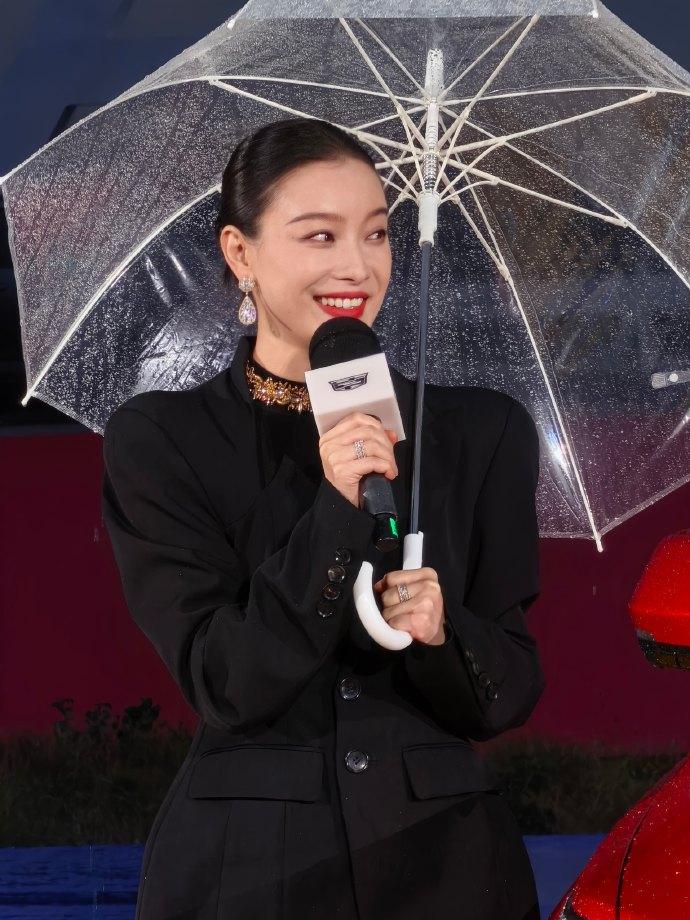 今天倪妮在银川出席时尚活动，她这回搭配了一身黑色的衣服，看起来特别的酷。倪妮