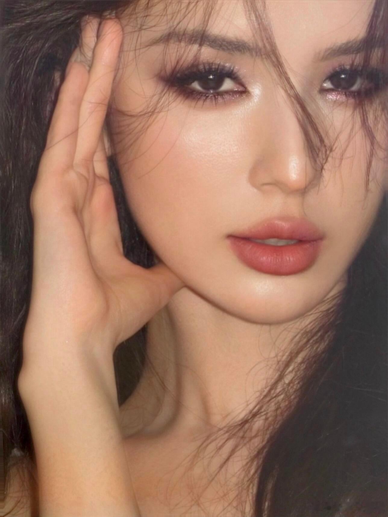 哈妮克孜这组图，是把“破碎感美人”的氛围焊在镜头里了吧✨垂落的卷发蹭着唇，眼尾的