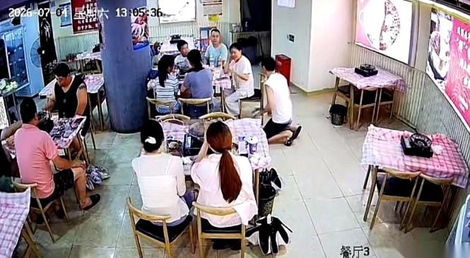 “扑通”一声，火锅店老板当着满堂食客的面，直挺挺地跪在了一家五口面前。这一幕
