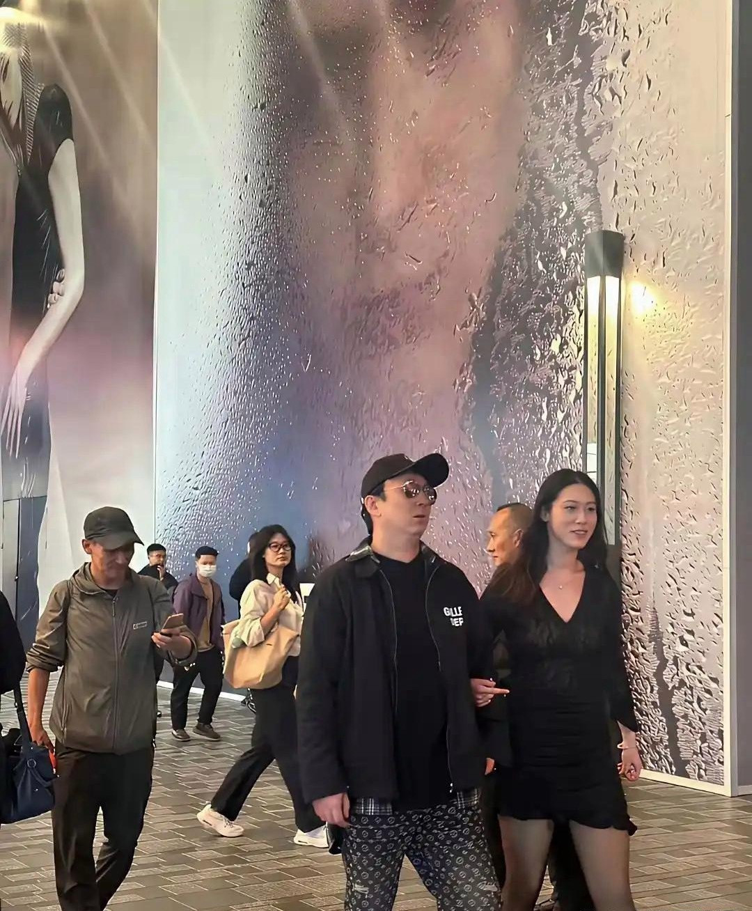 不得不说，从身边的女伴看出，王思聪这消费降级有点严重啊​​​