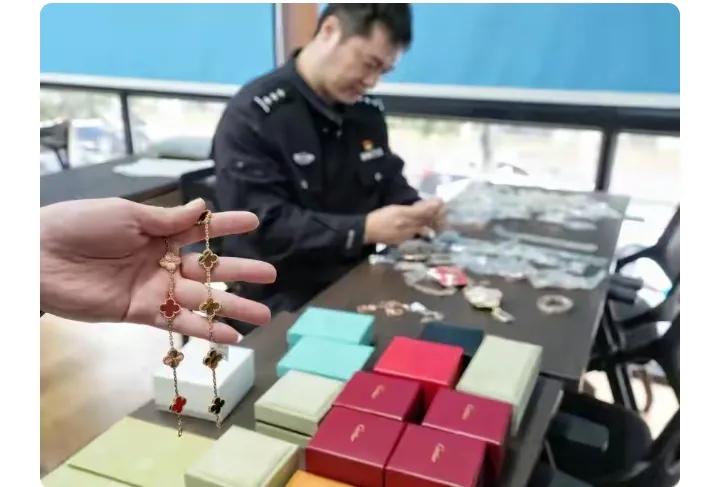 22人被抓！上海一小区别墅成窝点，夫妇俩为首干这种事，还在直播间里卖太猖狂了