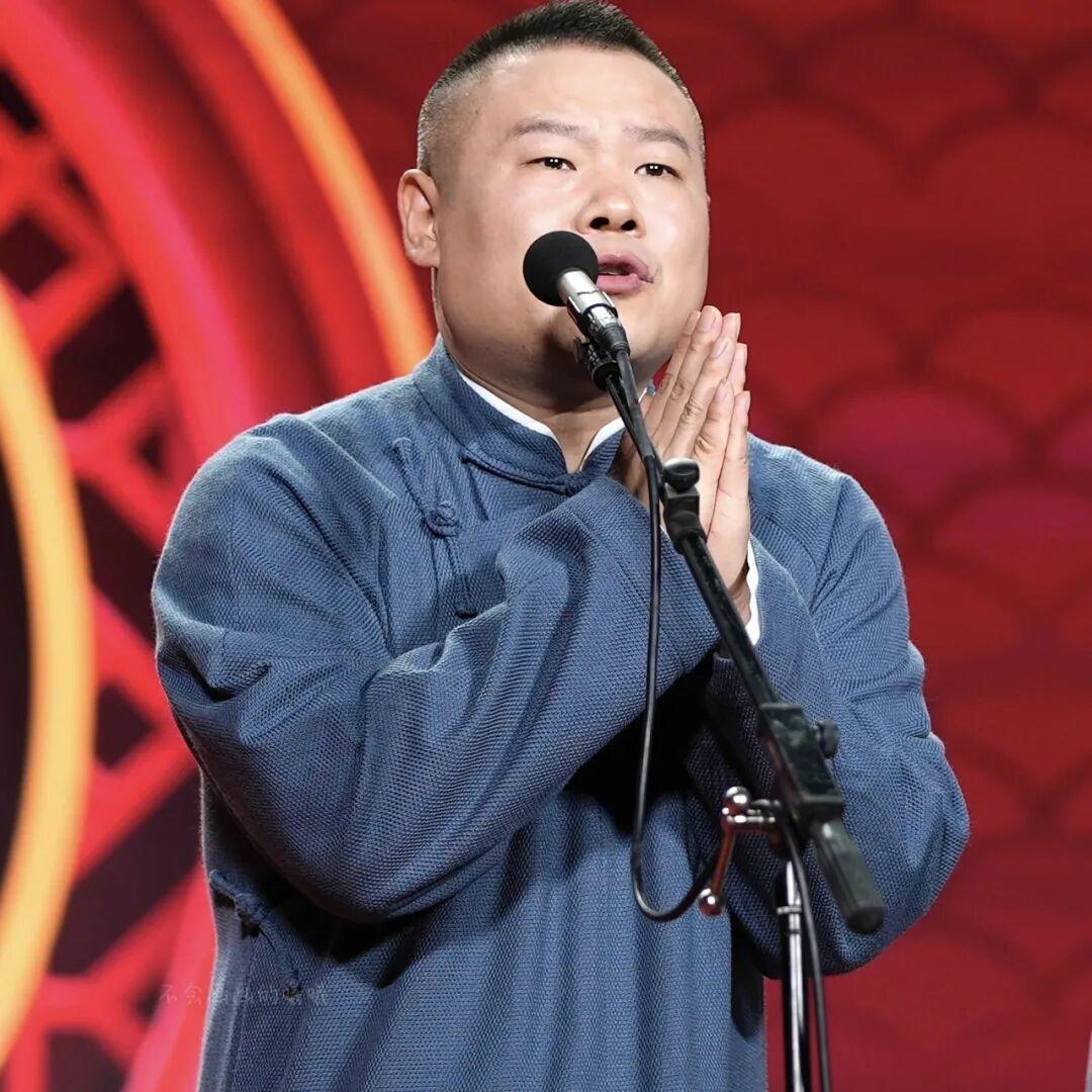 岳云鹏不敢回老家：他在大连专场上哭着说，回老家被乡亲调侃：“你还有脸回来？”