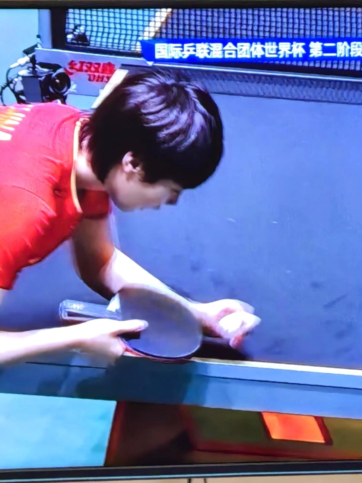 王曼昱的比赛，不到最后一分真别眨眼。10:6落后，对手手握4个赛点，这球怎么