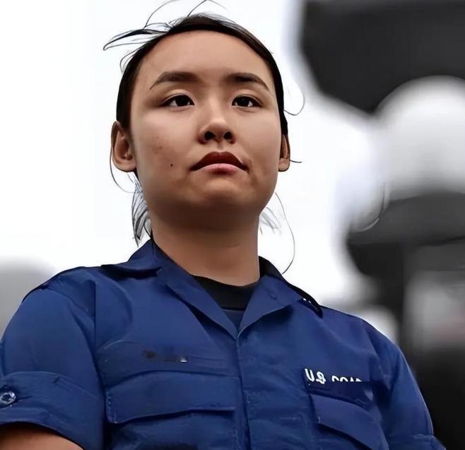 曾经站在美国军舰上喊话警告中国海军的华裔女兵郑浩儿，原本满心以为靠这次表现就能拿