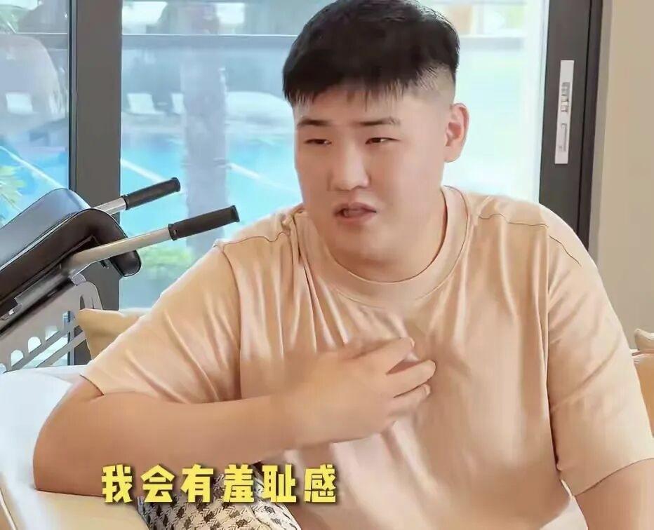 “新疆班分低，我儿子报了。”她说得云淡风轻。她敢在几万人的直播间里大言不惭，