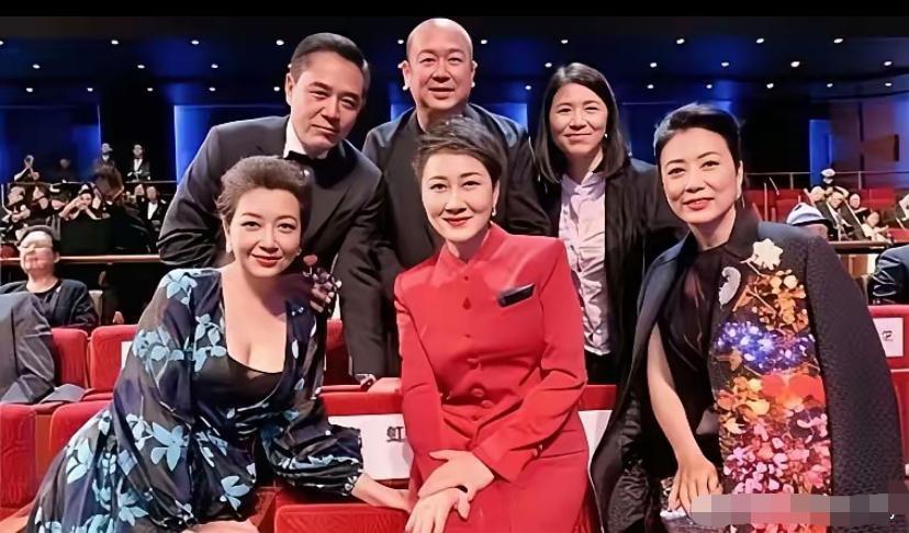 江珊有时候真的很奇怪，尤其是身材发福、满头白发之后，有种邻家阿姨的即视感，和普通