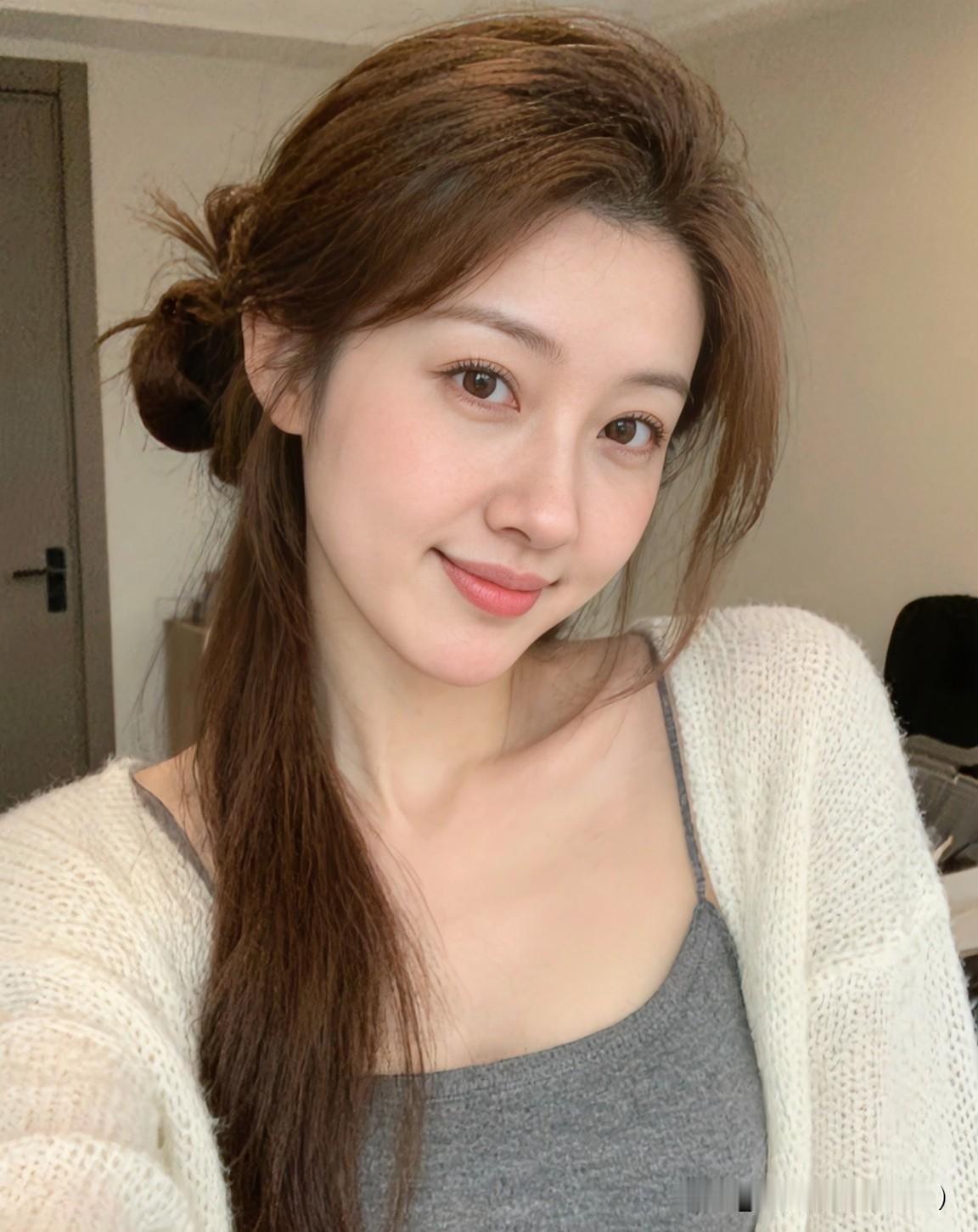 婚姻里的夫妻，从不是爱情消失变成亲情，而是爱情裹着亲情，越缠越紧。刚在一