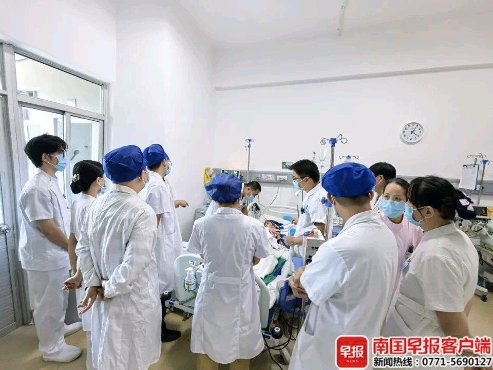 2025年10月10日晚,北海一揪心事件发生。5岁半的七七,趁妈妈在卫生间、奶奶