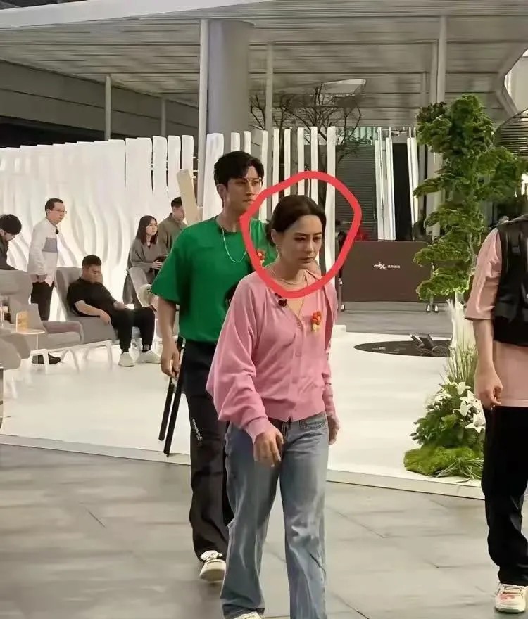 我的个妈呐！我在合肥长江路步行街碰到了谁？老了，真的老了，叫人看得都移不开眼啊！
