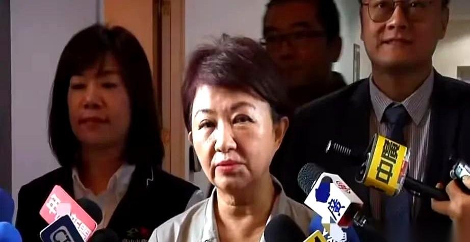 郑丽文前脚刚抬起来，宣布要率团去大陆。卢秀燕后脚就跟上，直接往桌上砸了一张牌