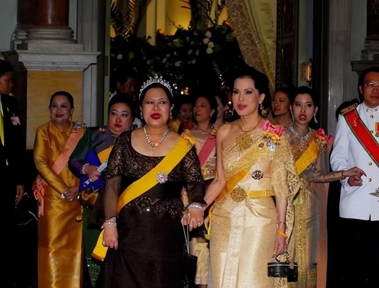 侄女像姑姑，看颂妃胖得和诗丽吉王后有得一拼。而诗丽吉王后的两个女儿，瘦瘦的身板像