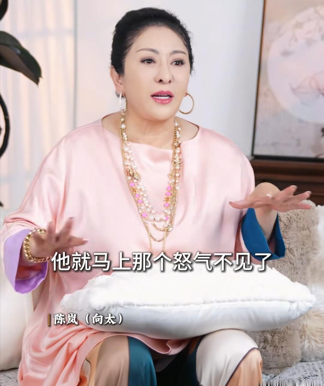 香港影坛大佬向华强，江湖上雷厉风行。一转身，孙女怀里笑出褶子。最近照片疯传，