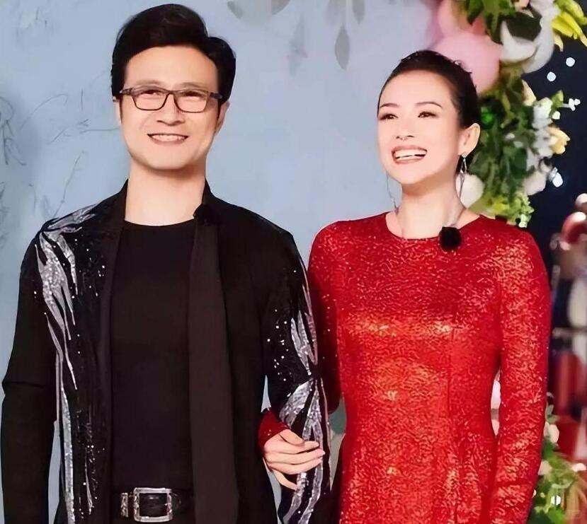 第一，她见过豪门、才子，已经不再为财富、光环谈恋爱在汪峰之前，她爱过霍启山