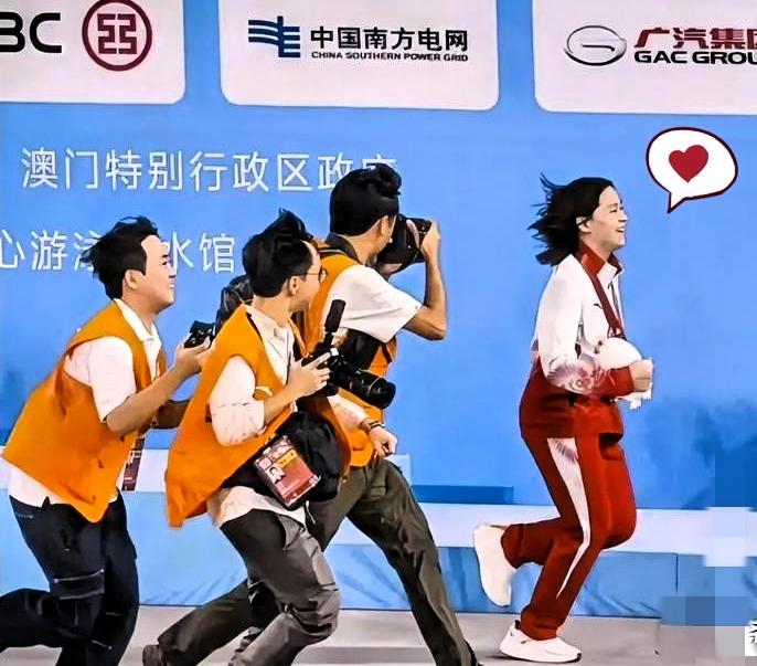 全红婵赛后抱玩偶笑出虎牙