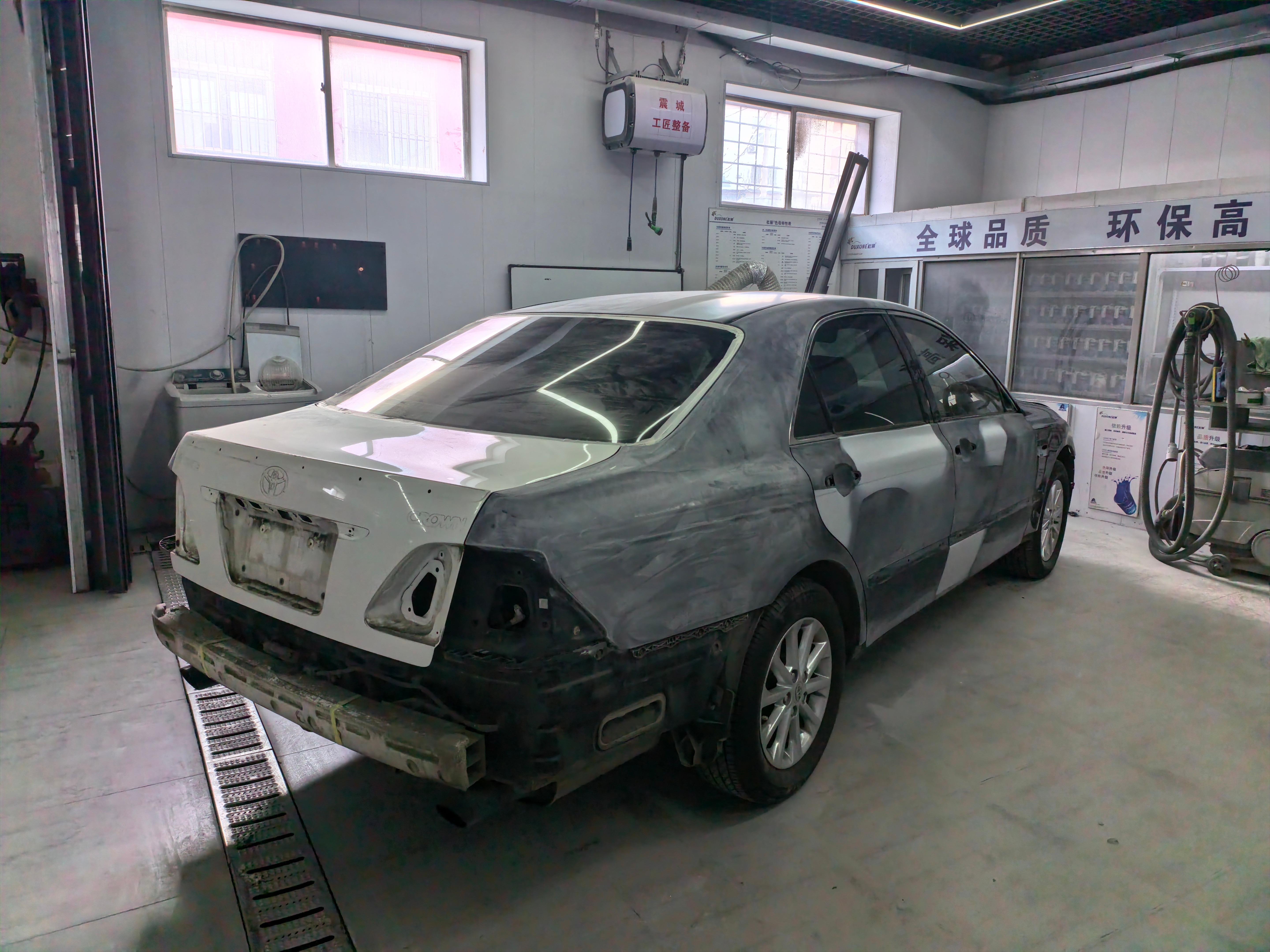 皇冠今天所有板件都拆掉了，明天开始整喷崭新的原厂云母蓝回来了遗憾的是整备预算5