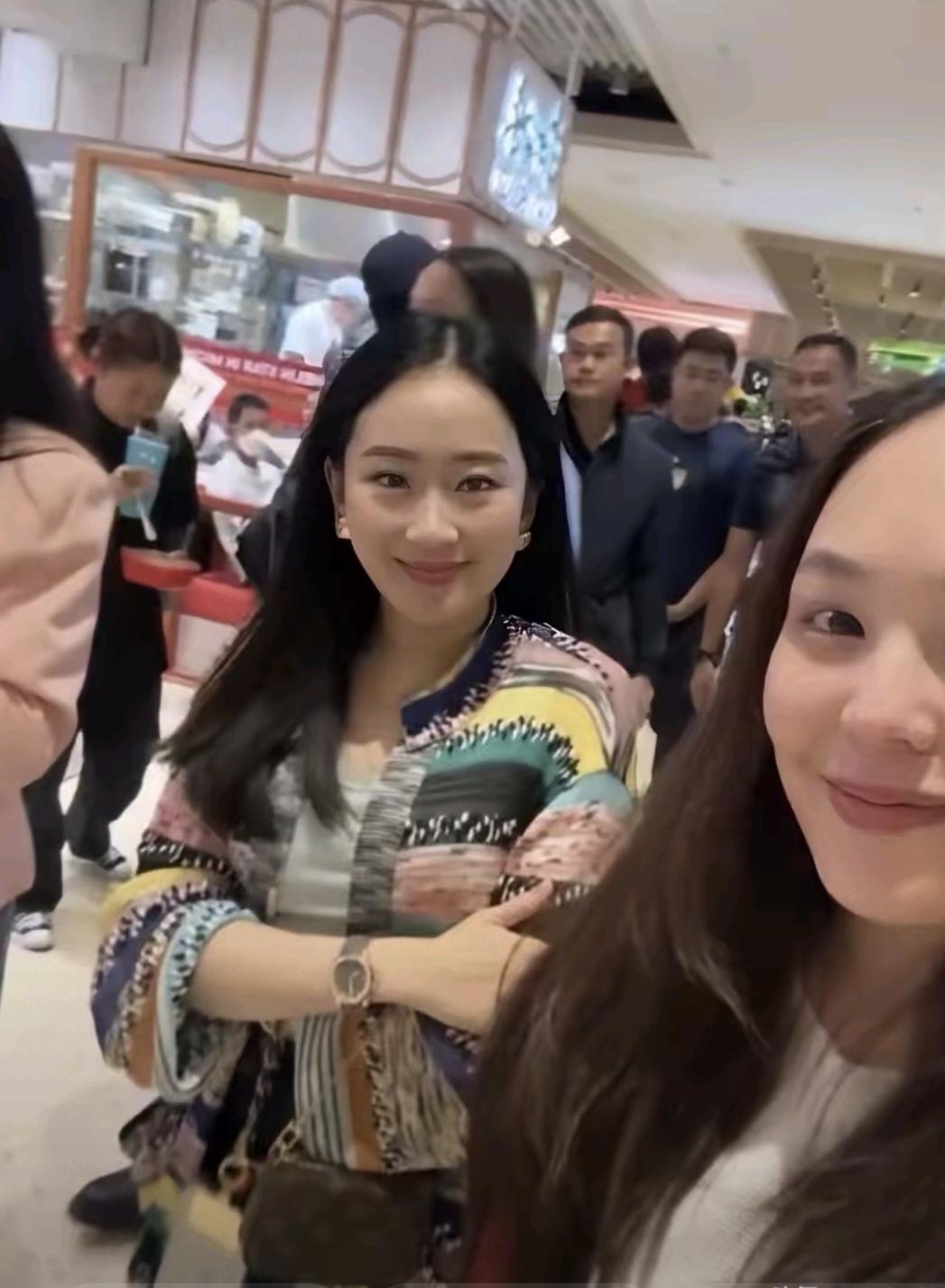 妥妥的白富美啊：9月20日，佩通坦和闺蜜们来逛商场。没有前呼后拥，没有媒体的追逐