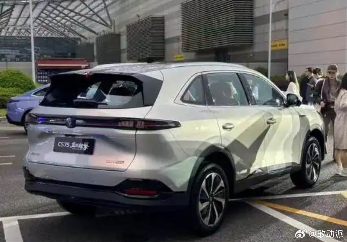 长安正式发布第四代CS75PLUSHEV（油电混动版），首搭蓝鲸超擎混动技术，