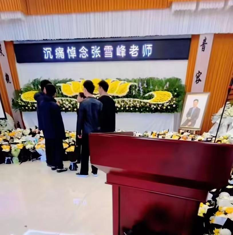 张雪峰灵堂已布置好，没有大遗像，只选了一张适中的遗照。公司员工轮流守灵，小声啜泣