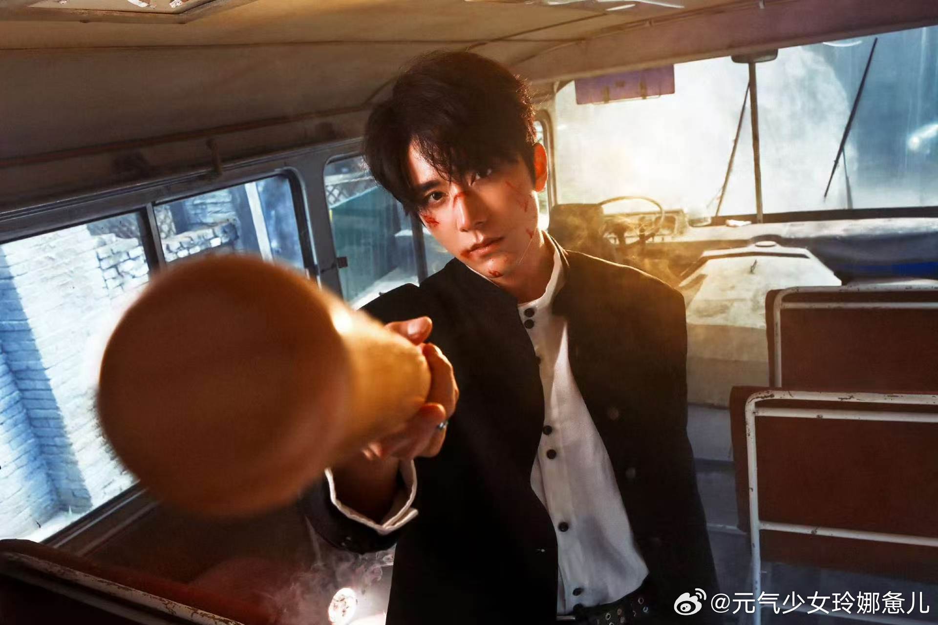 张新成叫丁禹兮丁哥张新成问丁禹兮要不要拍一张剧里海虾宠海楼，剧外张新成和丁禹兮