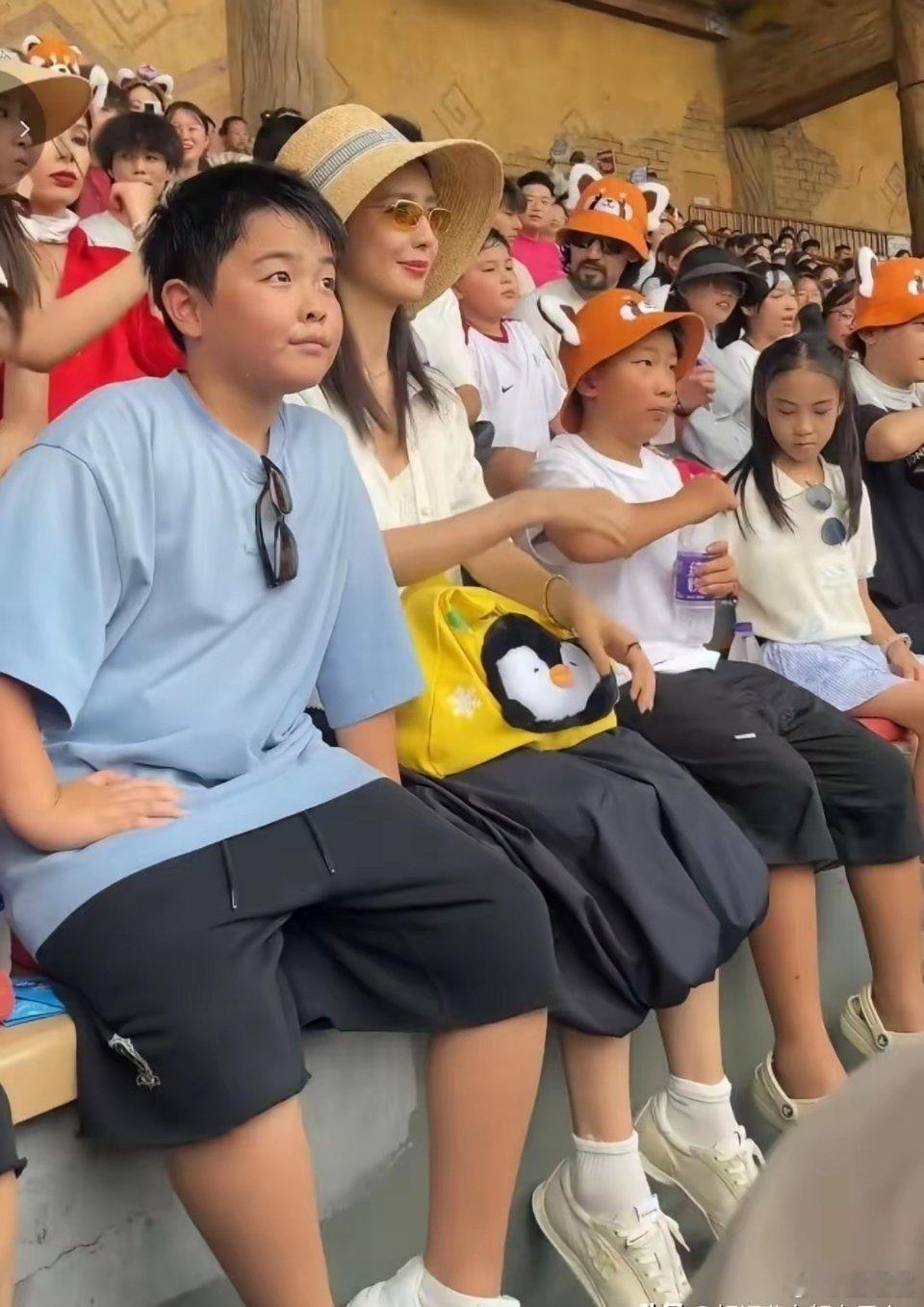 何止是陈思诚亲生的，简直像陈思诚亲自生的，皱眉头都一样
