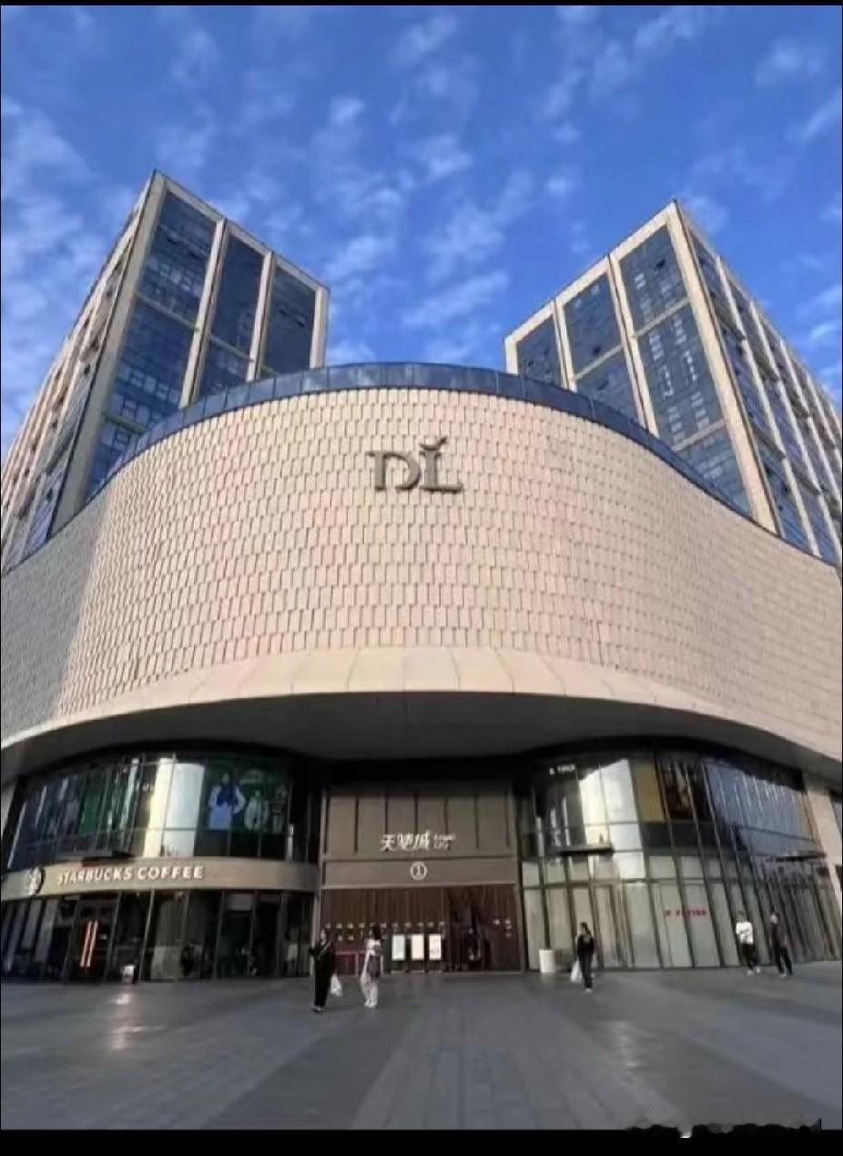 胖东来发生了特大事件！金店被卷走了近90万的黄金，东来哥今年似乎不太顺，先是