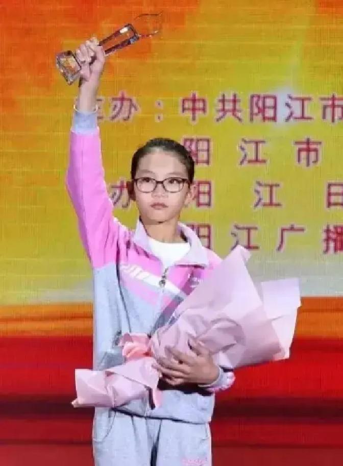 2006年广东阳江阳西县，郑兴尚陪着流产的妻子在镇卫生院休养，出门抽烟时听见角