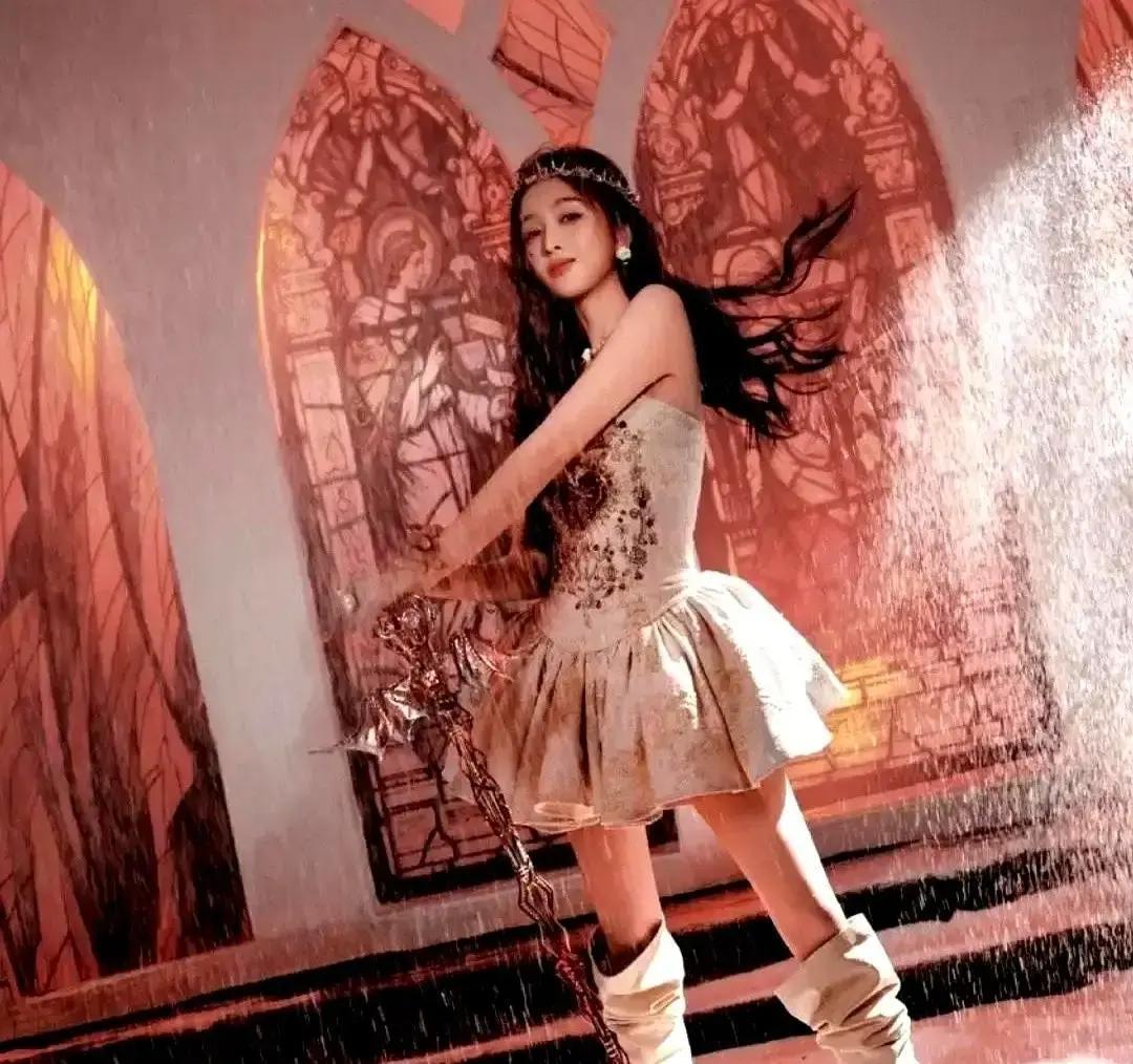 热搜第2天，吴宣仪裙子又崩了她跳完最后一个动作，银线裙反光，镜头从下往上怼