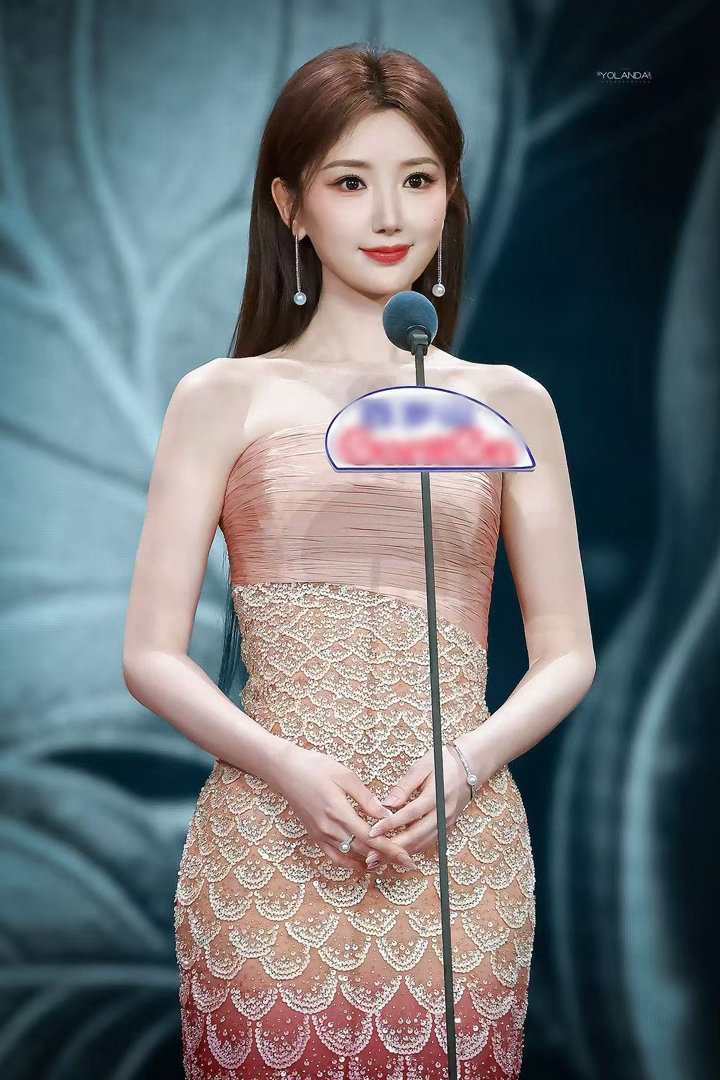 毛晓彤肩颈线毛晓彤这肩颈线是真实存在的吗？又薄又直又流畅，穿粉红长裙又甜又性感，