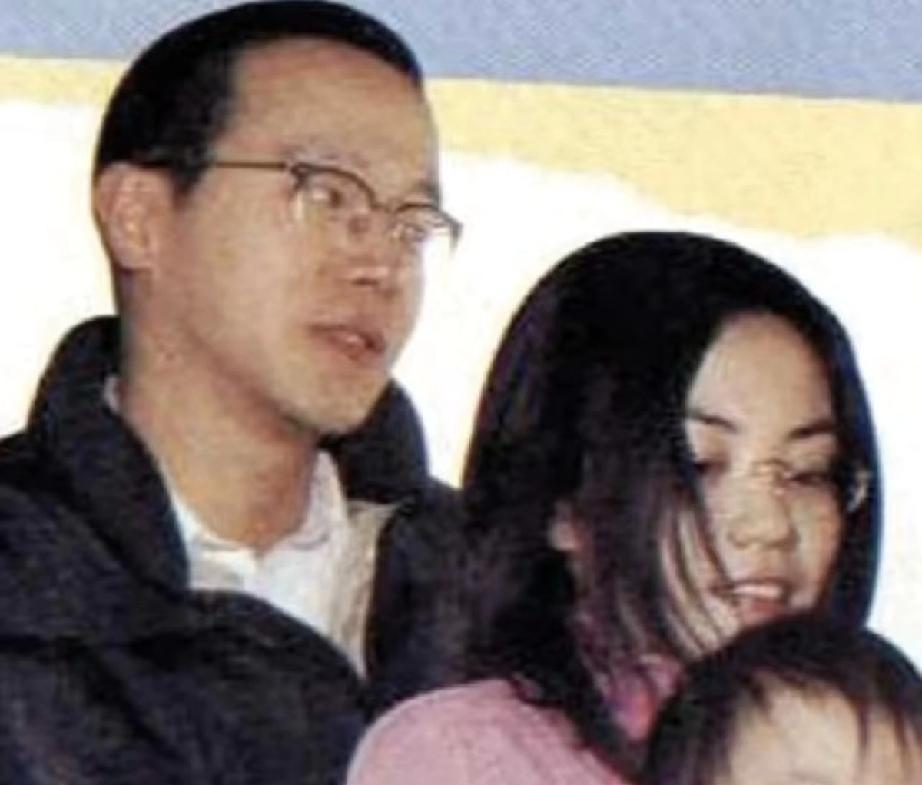 她打车回90年代的老小区，陪奶奶买完菜，钻进地下室做电子乐。王菲的女儿，偏偏不