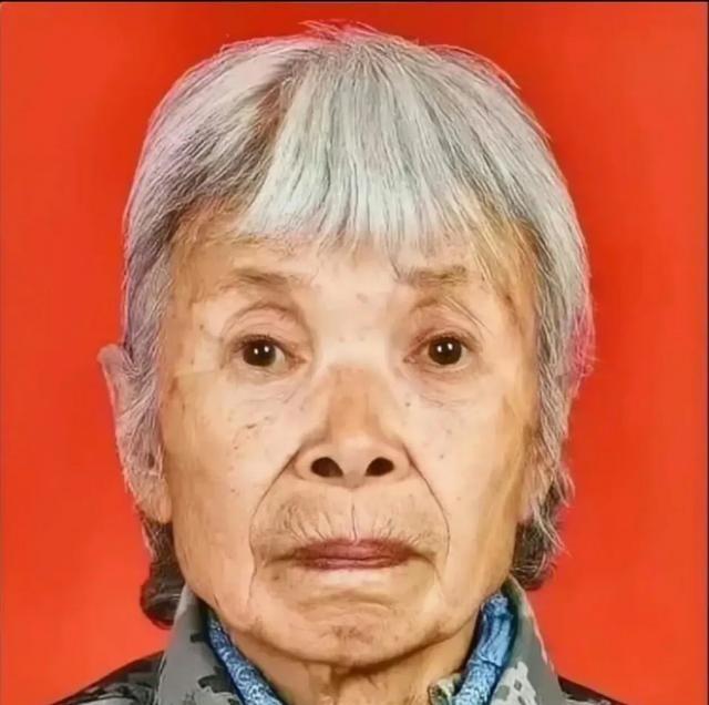 中国首位女空降兵马旭，晚年居住在一套破旧的平房里，然而令人敬佩的是，她曾将自己积
