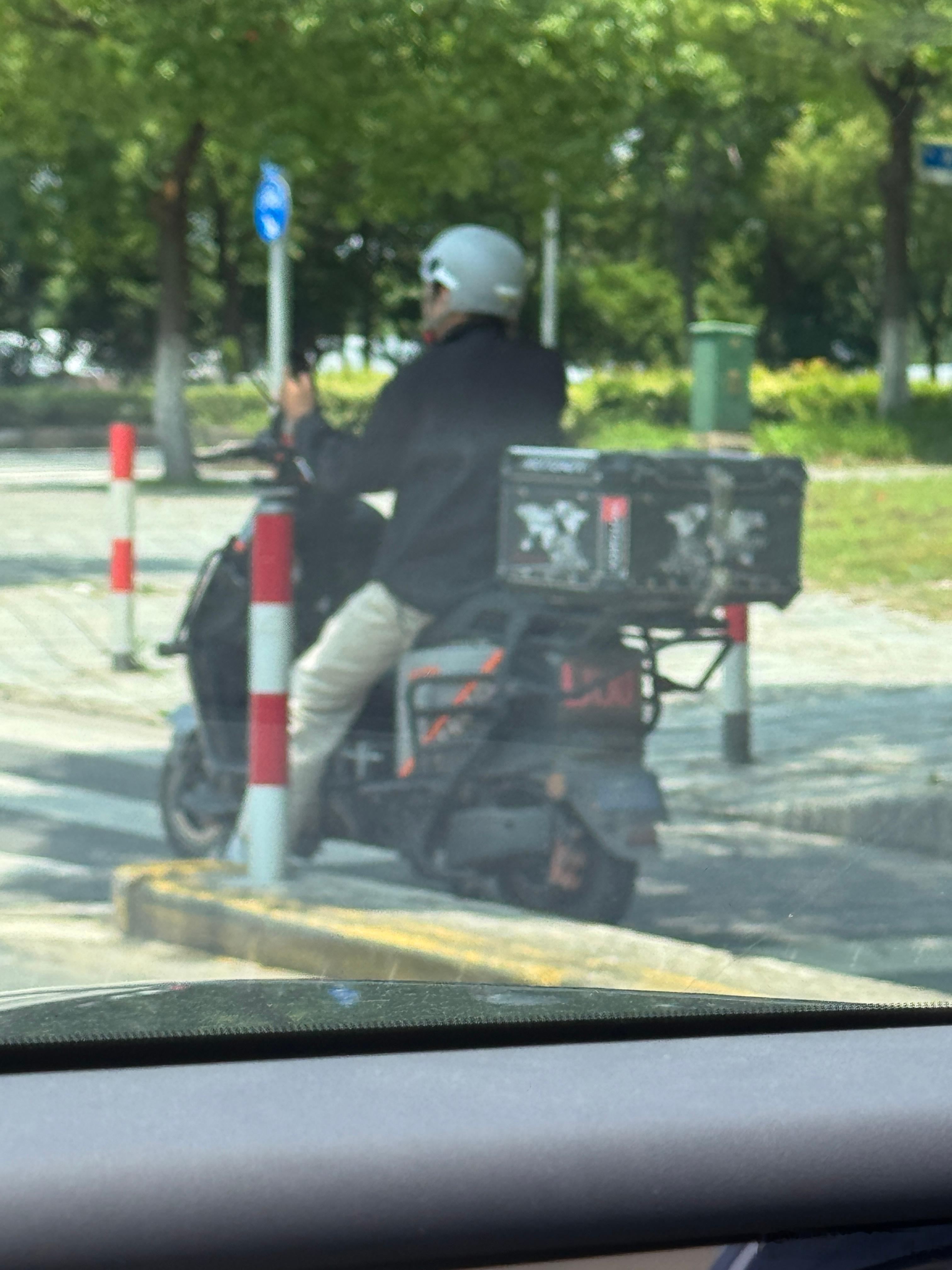 交警、外卖员，还有洒水车，都有对应的建模。腚腚的阿维塔06​​​