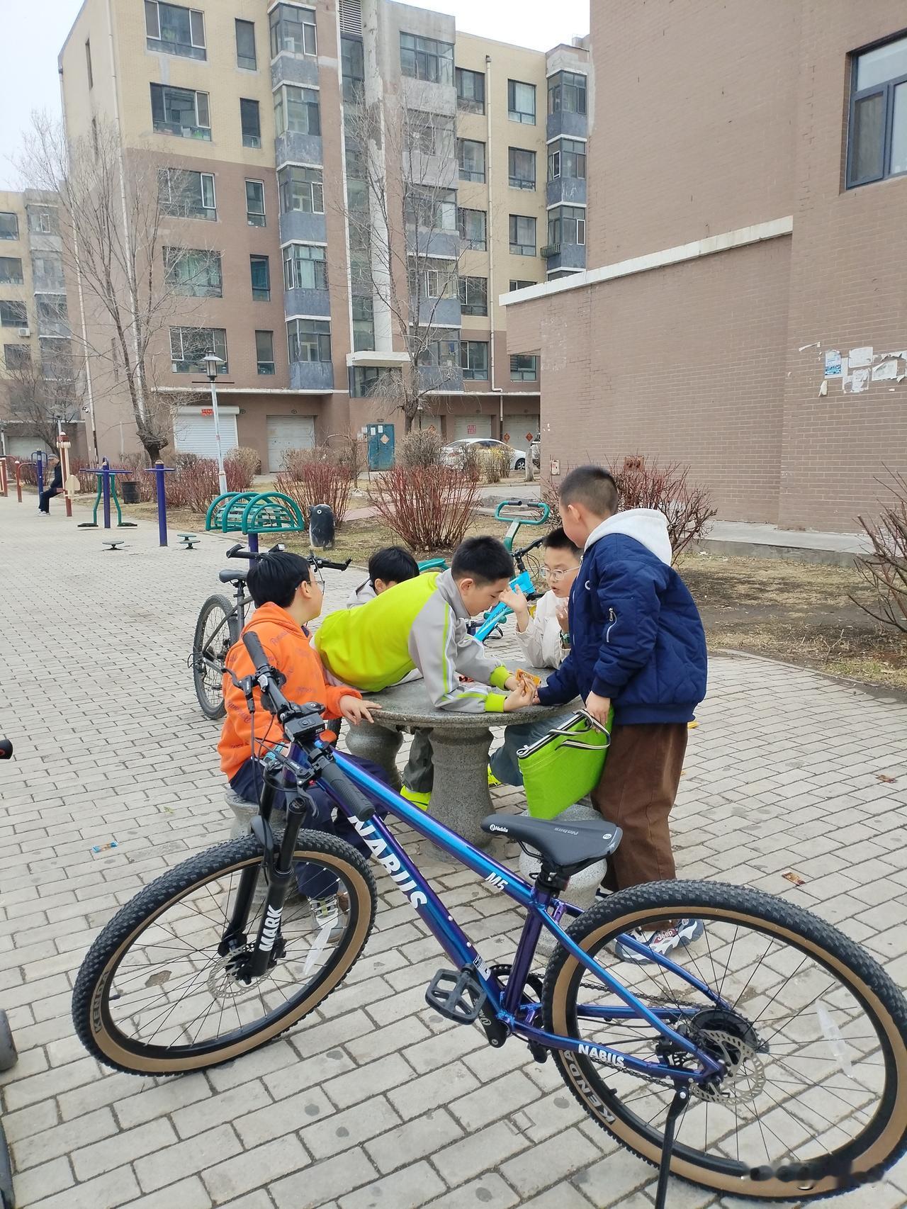 北方娃活泼可爱北方娃，面如满月眼映霞。静如处子动如兔，请续句……（浑身