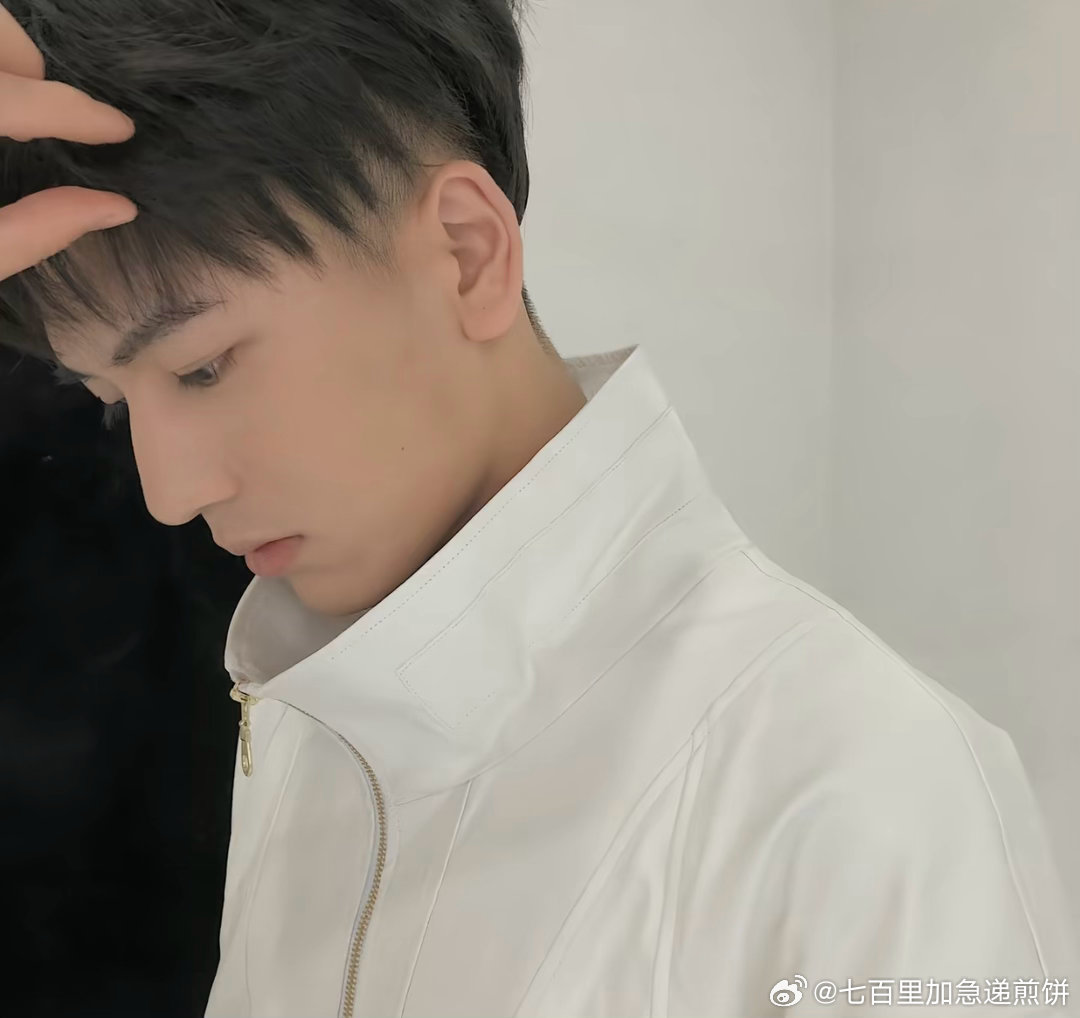 我还真的存过好多张凌赫的旧照哈哈哈哈哈，0d是完完全全的妈生脸谁敢相信这是九年前