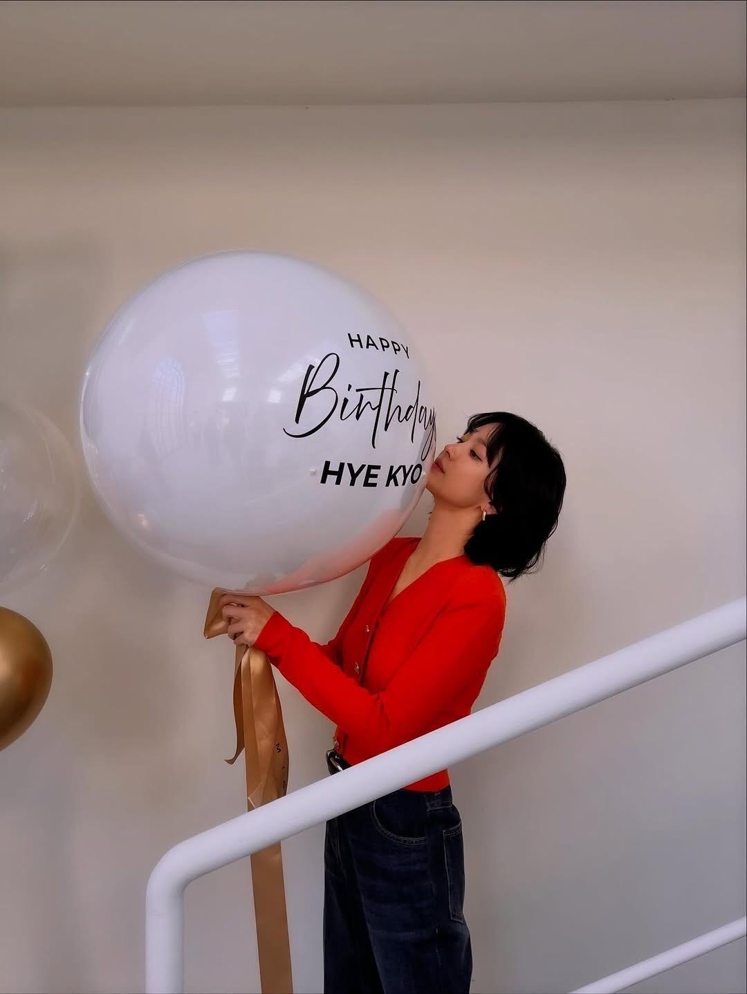 宋慧乔ins分享了十八宫格的44岁生日照并且表示希望很快在荧幕上见面好可爱呀，姐