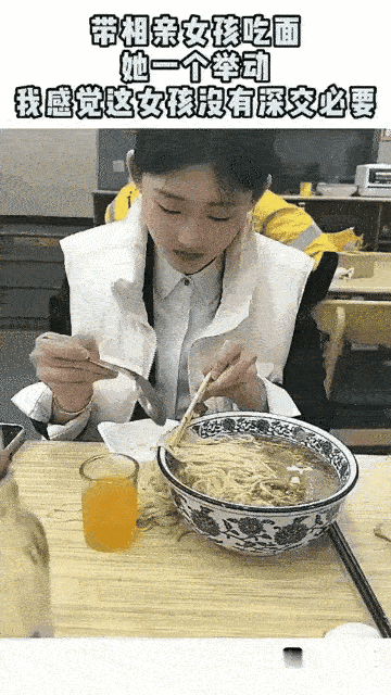 相亲吃饭，姑娘一个动作，男生瞬间没了好感。相亲对象长相清秀，笑起来很甜。男生
