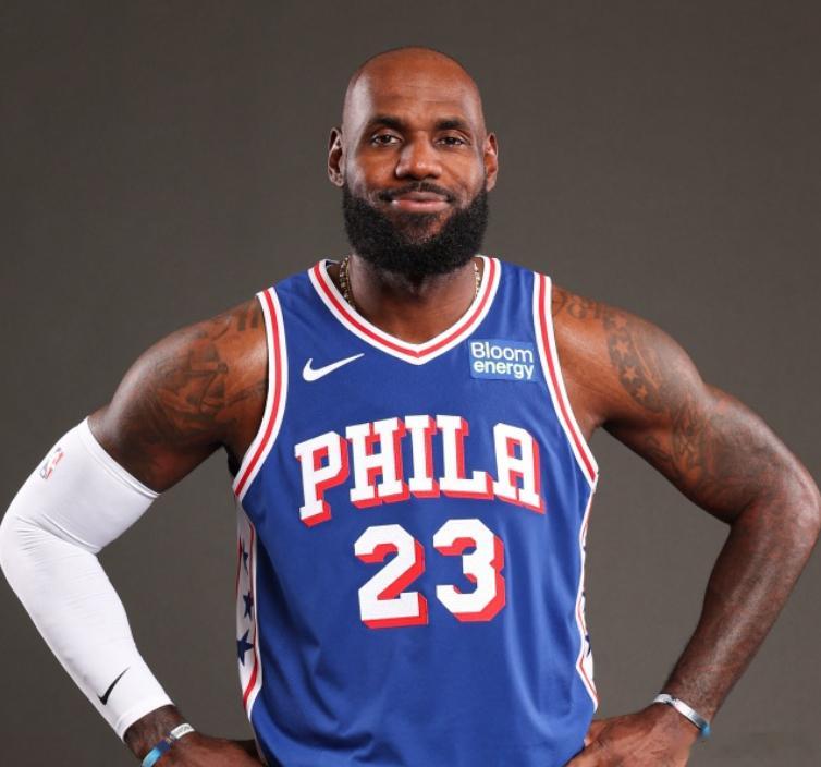 近日，NBA名宿韦德在阿里纳斯的节目中谈到了好友詹姆斯。韦德表示：“我看过他打球