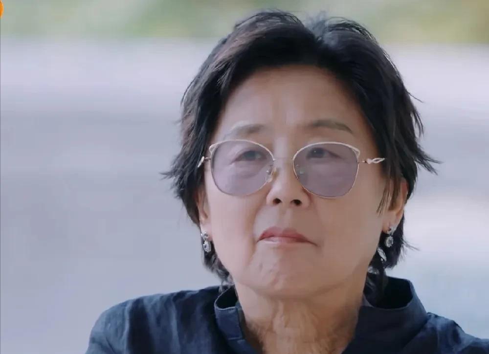 黄圣依这辈子做的最糊涂的一件事不是嫁给二婚的杨子；也不是42岁离婚后搬回娘家